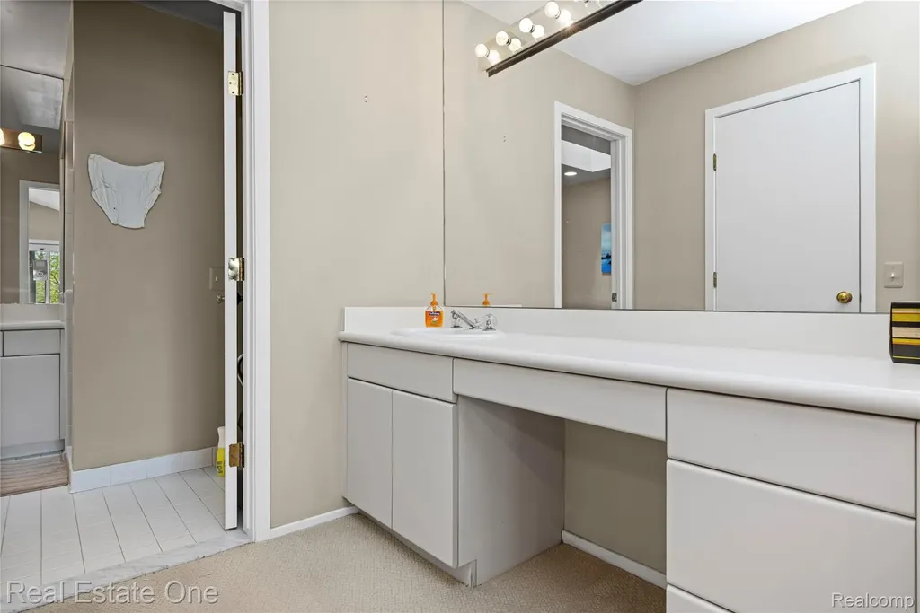 5000 Mirror Lake Court West Bloomfield Charter Township MI 48323
