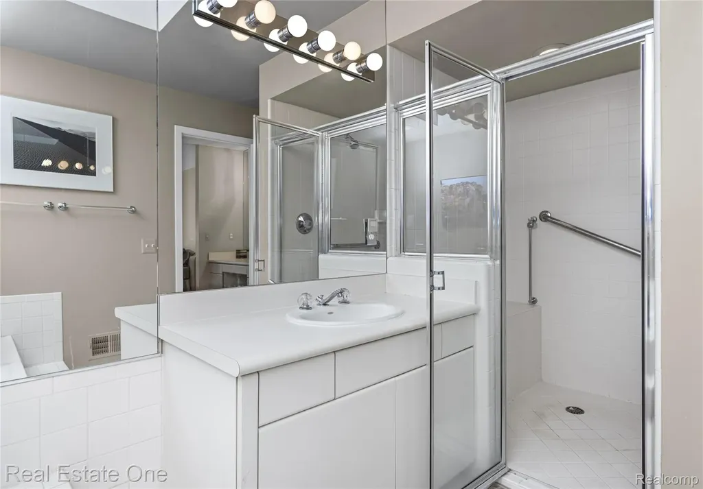 5000 Mirror Lake Court West Bloomfield Charter Township MI 48323