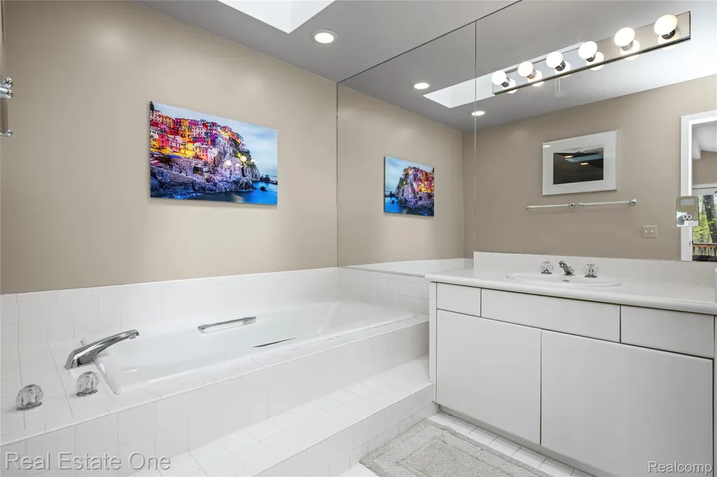 5000 Mirror Lake Court West Bloomfield Charter Township MI 48323