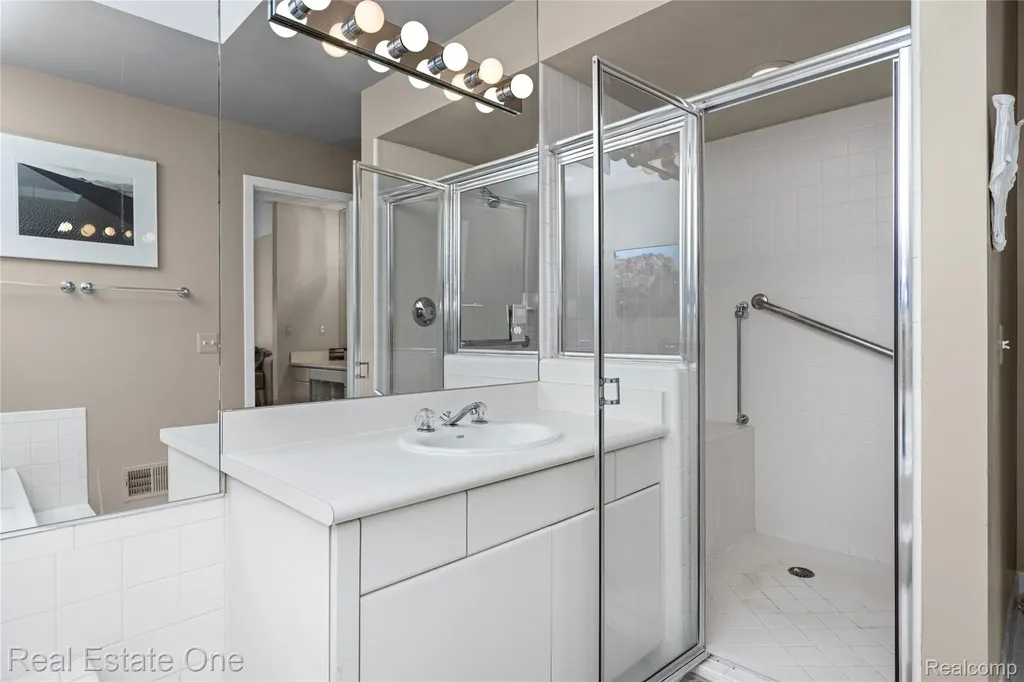 5000 Mirror Lake Court West Bloomfield Charter Township MI 48323