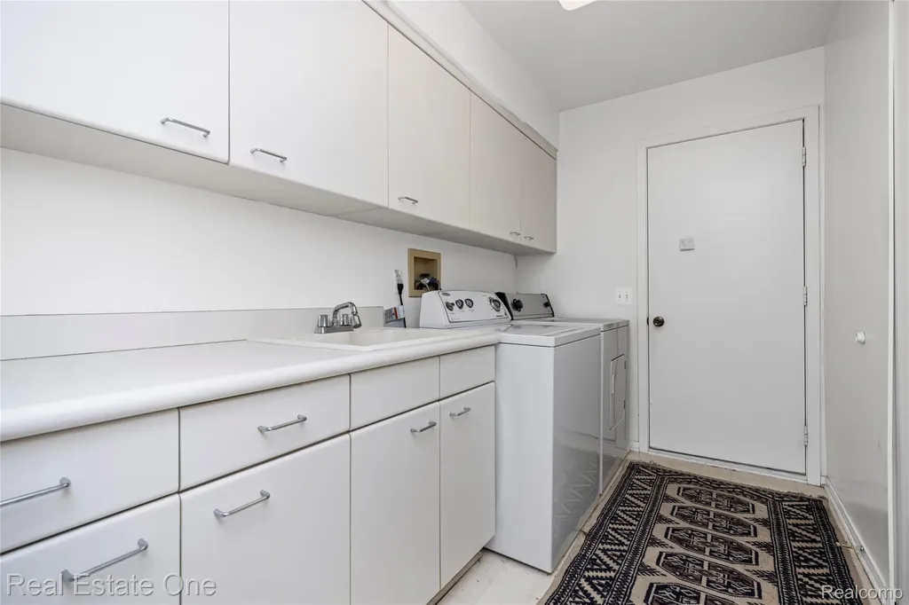 5000 Mirror Lake Court West Bloomfield Charter Township MI 48323