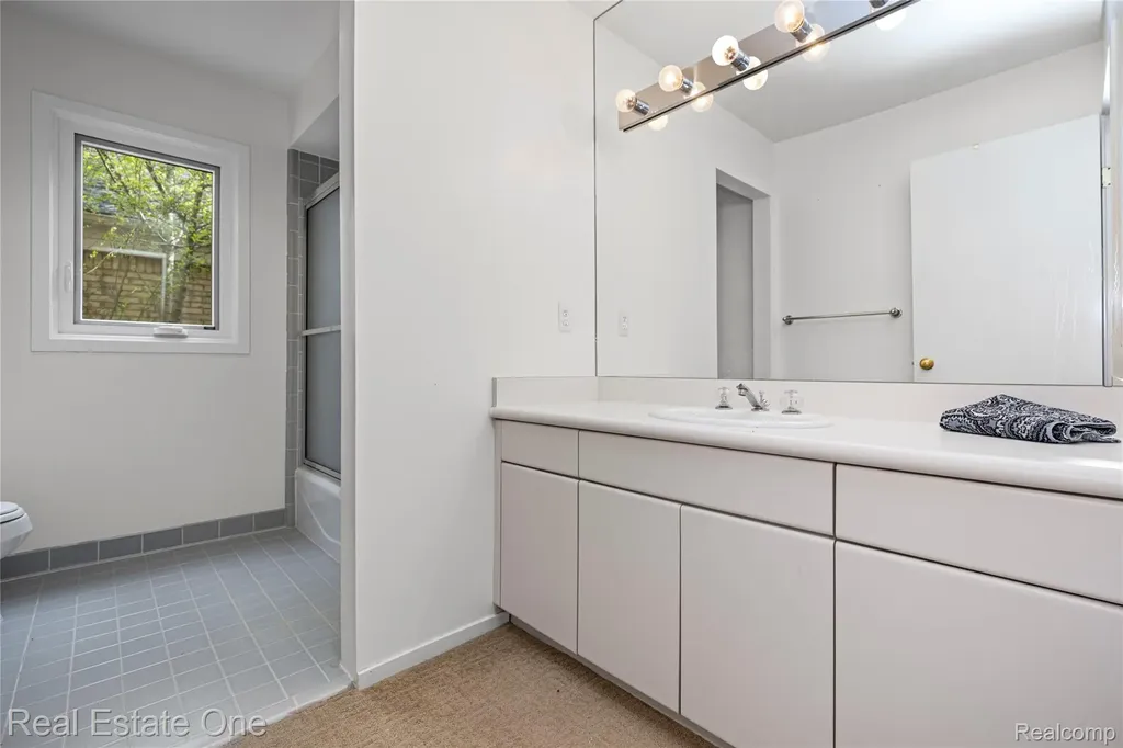 5000 Mirror Lake Court West Bloomfield Charter Township MI 48323