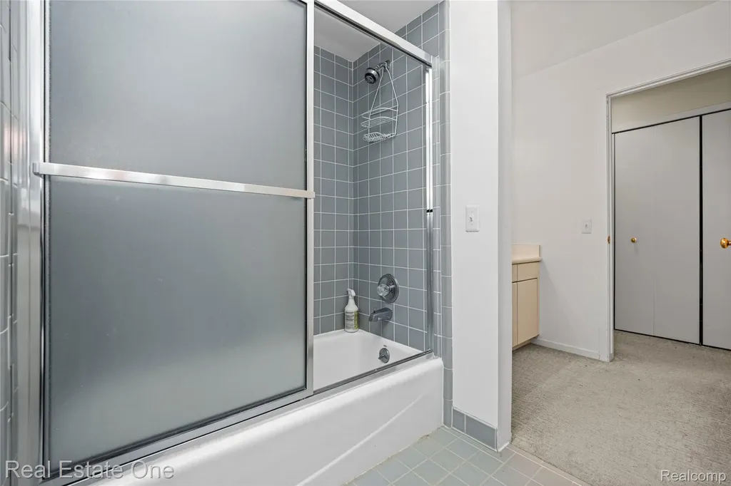 5000 Mirror Lake Court West Bloomfield Charter Township MI 48323