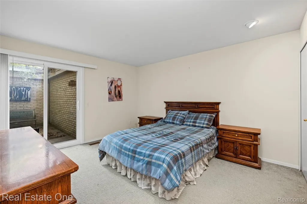 5000 Mirror Lake Court West Bloomfield Charter Township MI 48323