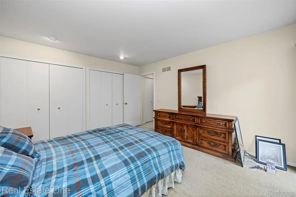 5000 Mirror Lake Court West Bloomfield Charter Township MI 48323