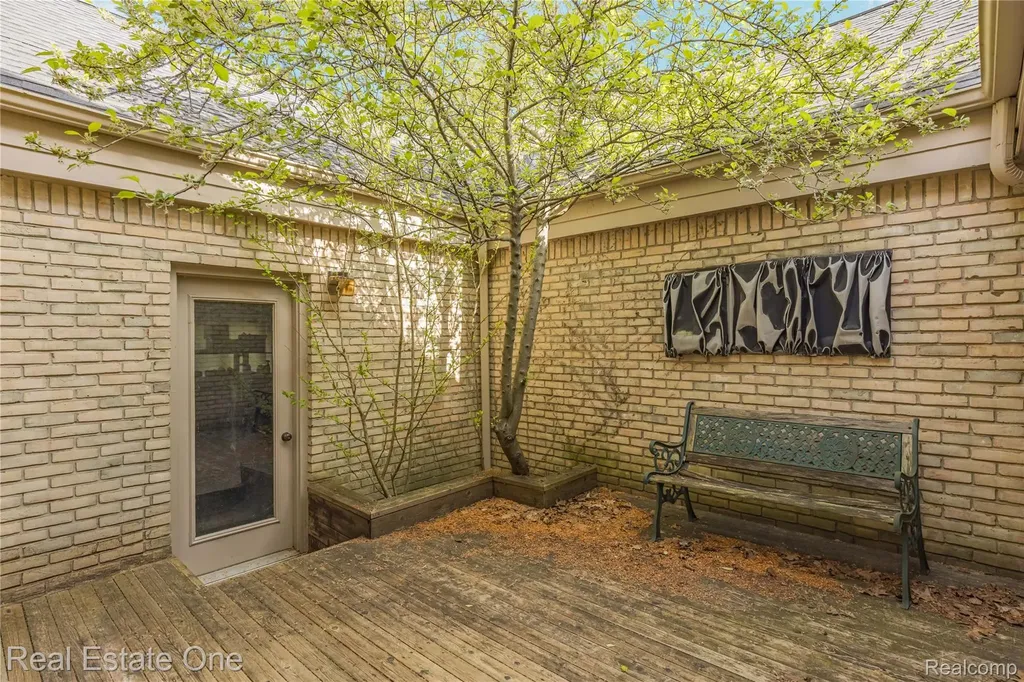 5000 Mirror Lake Court West Bloomfield Charter Township MI 48323