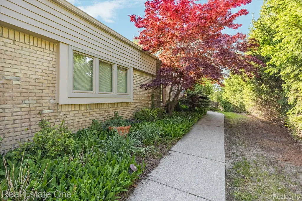5000 Mirror Lake Court West Bloomfield Charter Township MI 48323