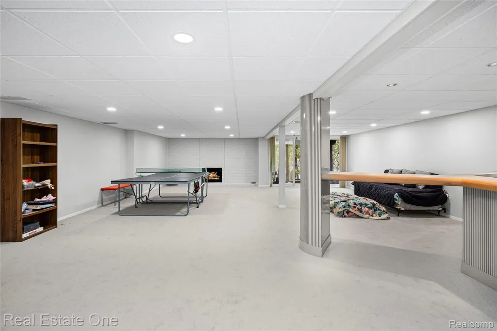 5000 Mirror Lake Court West Bloomfield Charter Township MI 48323