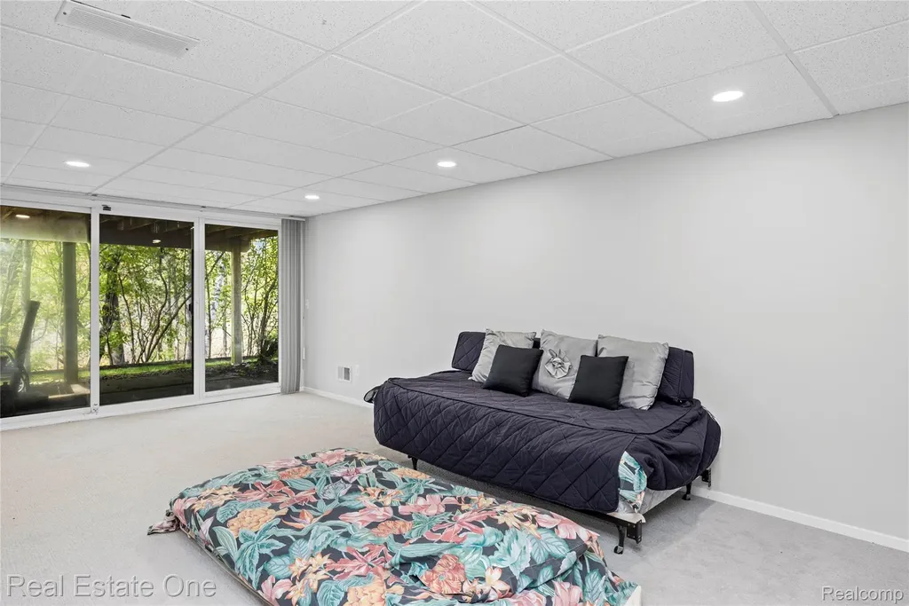 5000 Mirror Lake Court West Bloomfield Charter Township MI 48323
