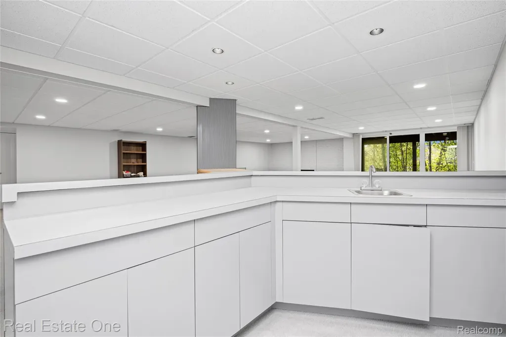 5000 Mirror Lake Court West Bloomfield Charter Township MI 48323