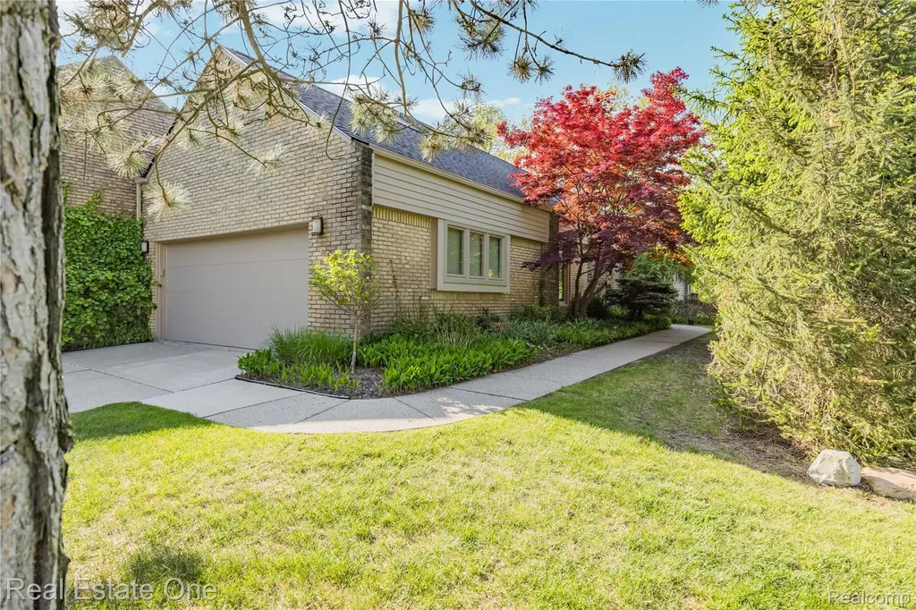 5000 Mirror Lake Court West Bloomfield Charter Township MI 48323