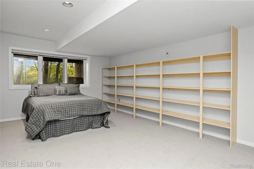 5000 Mirror Lake Court West Bloomfield Charter Township MI 48323