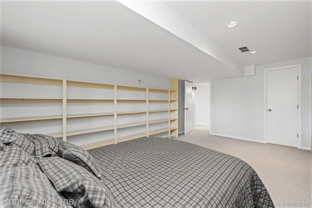 5000 Mirror Lake Court West Bloomfield Charter Township MI 48323