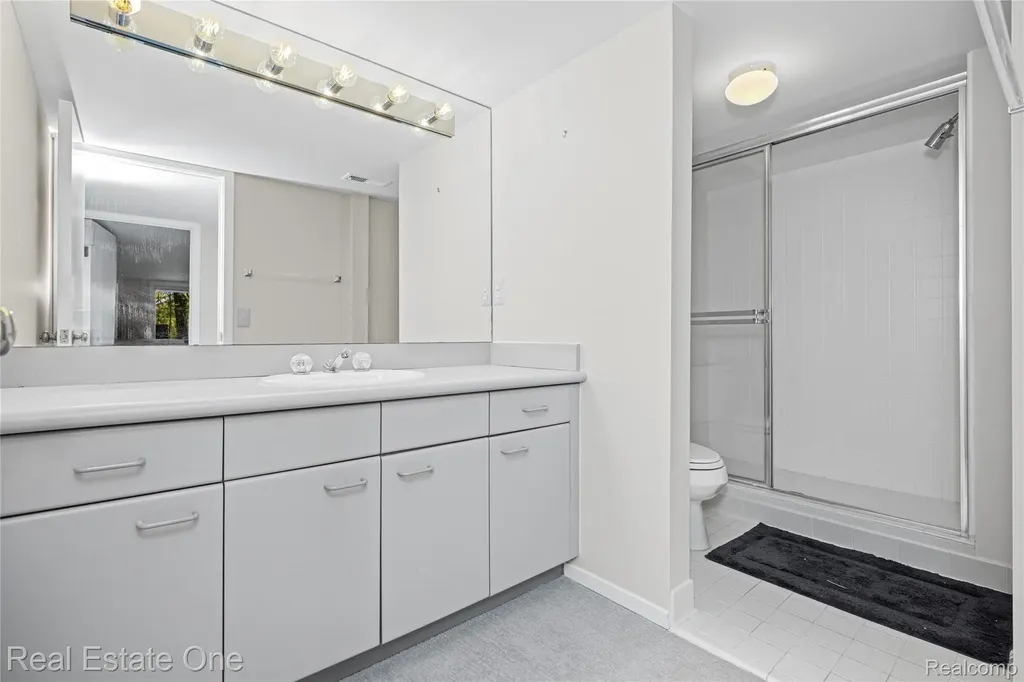 5000 Mirror Lake Court West Bloomfield Charter Township MI 48323