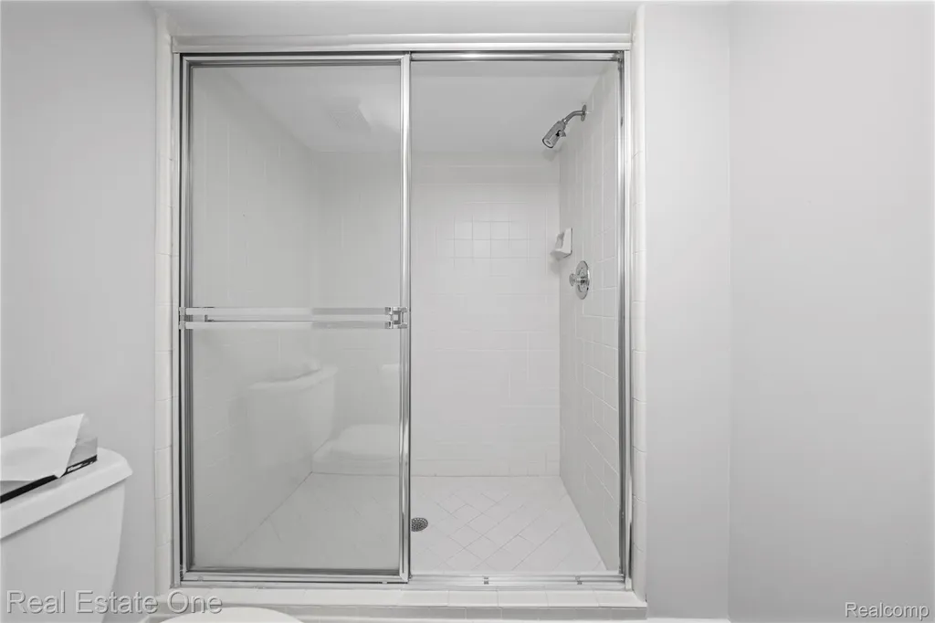 5000 Mirror Lake Court West Bloomfield Charter Township MI 48323