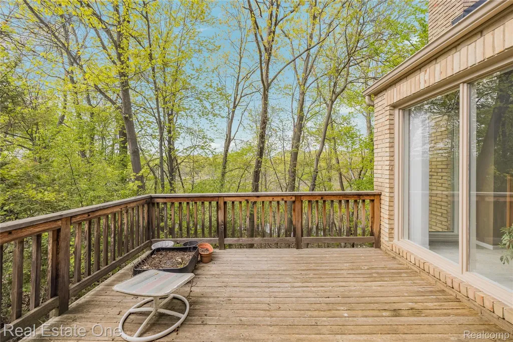 5000 Mirror Lake Court West Bloomfield Charter Township MI 48323