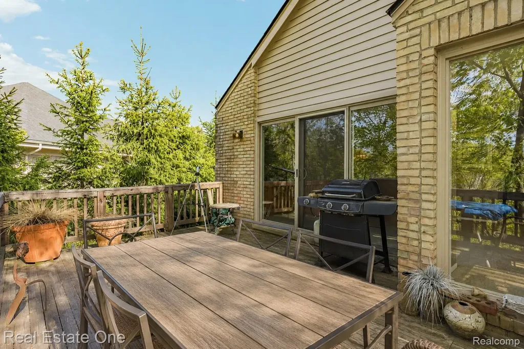 5000 Mirror Lake Court West Bloomfield Charter Township MI 48323