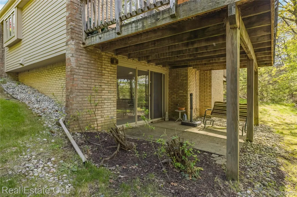 5000 Mirror Lake Court West Bloomfield Charter Township MI 48323