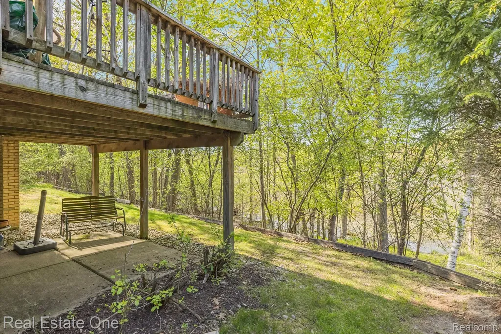 5000 Mirror Lake Court West Bloomfield Charter Township MI 48323