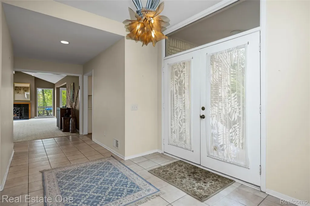 5000 Mirror Lake Court West Bloomfield Charter Township MI 48323
