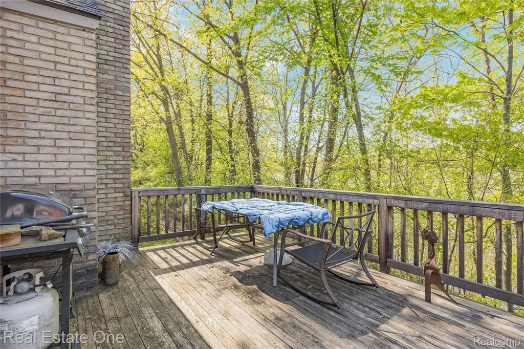 5000 Mirror Lake Court West Bloomfield Charter Township MI 48323