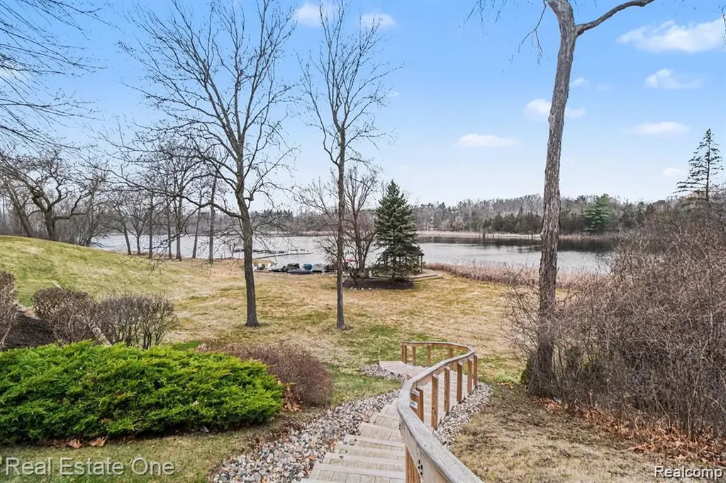 5000 Mirror Lake Court West Bloomfield Charter Township MI 48323