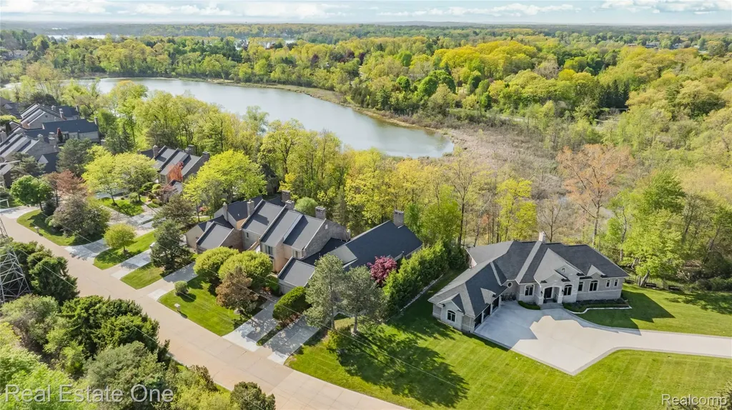 5000 Mirror Lake Court West Bloomfield Charter Township MI 48323