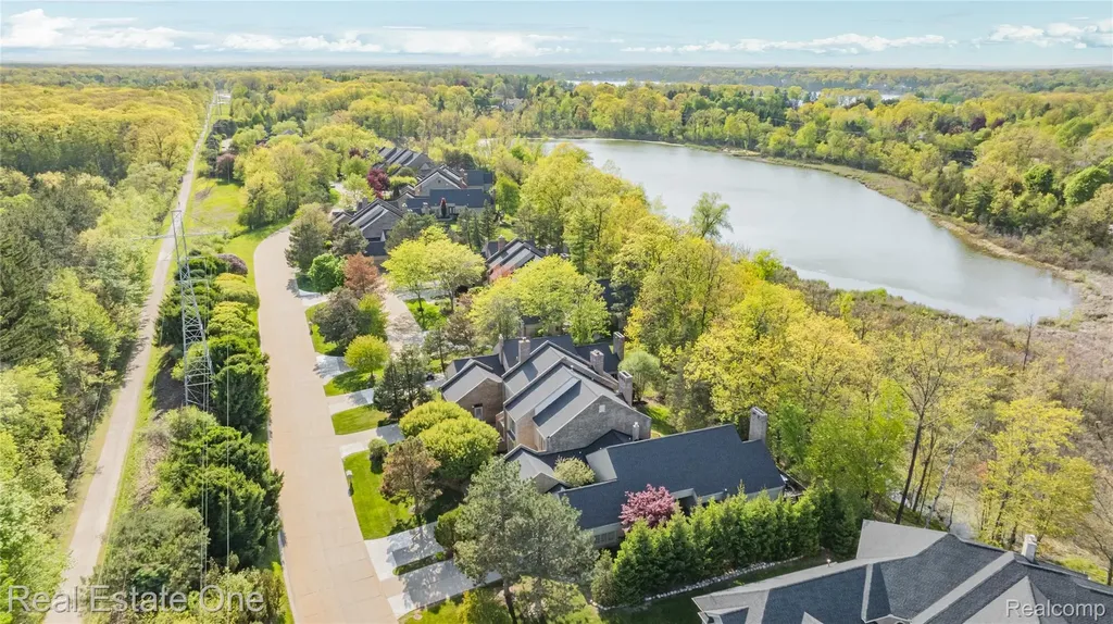 5000 Mirror Lake Court West Bloomfield Charter Township MI 48323