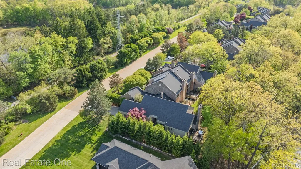 5000 Mirror Lake Court West Bloomfield Charter Township MI 48323