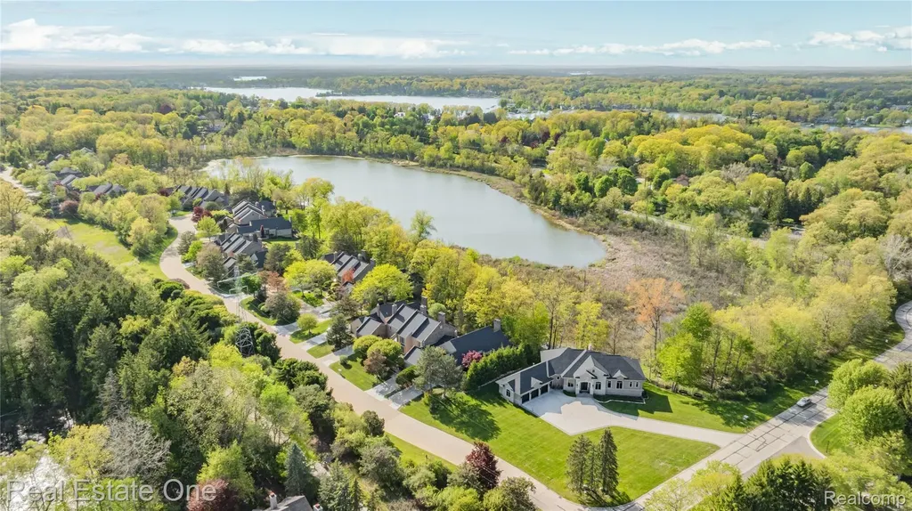 5000 Mirror Lake Court West Bloomfield Charter Township MI 48323