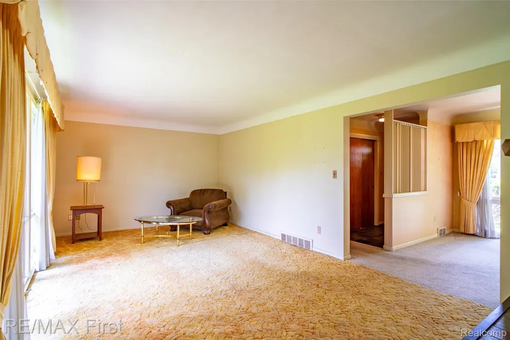 33277 W 11 Mile Road Farmington Hills City MI 48336