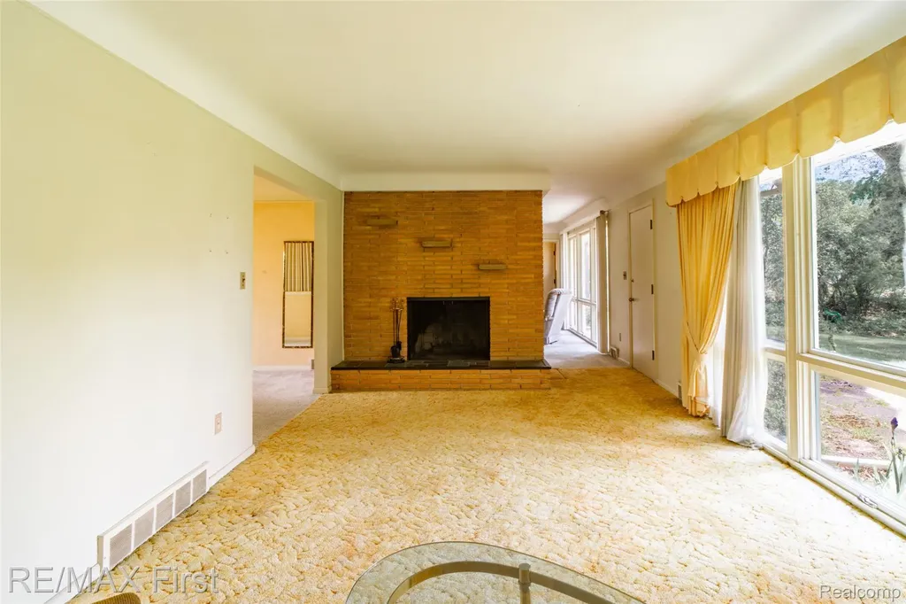 33277 W 11 Mile Road Farmington Hills City MI 48336