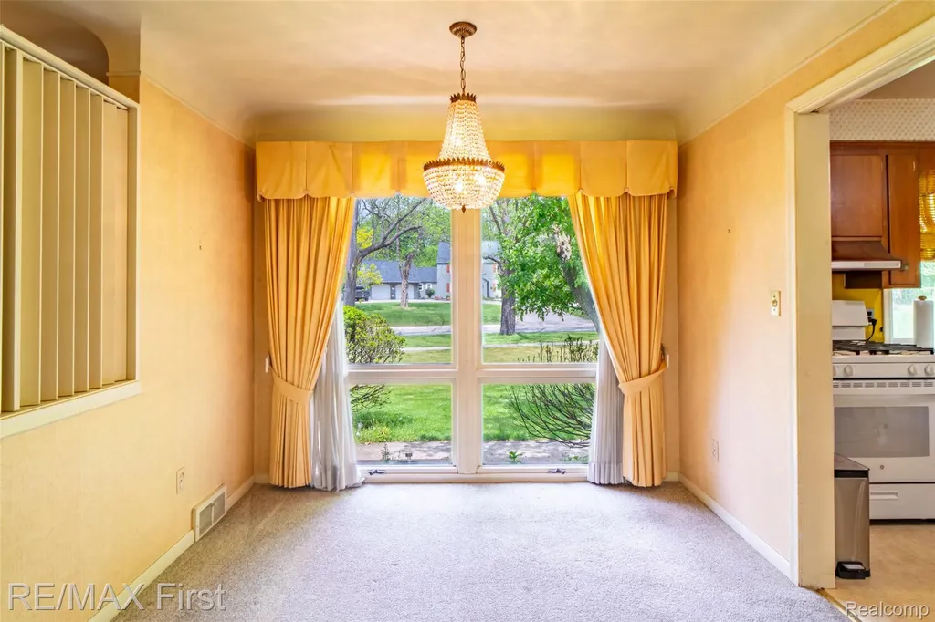 33277 W 11 Mile Road Farmington Hills City MI 48336