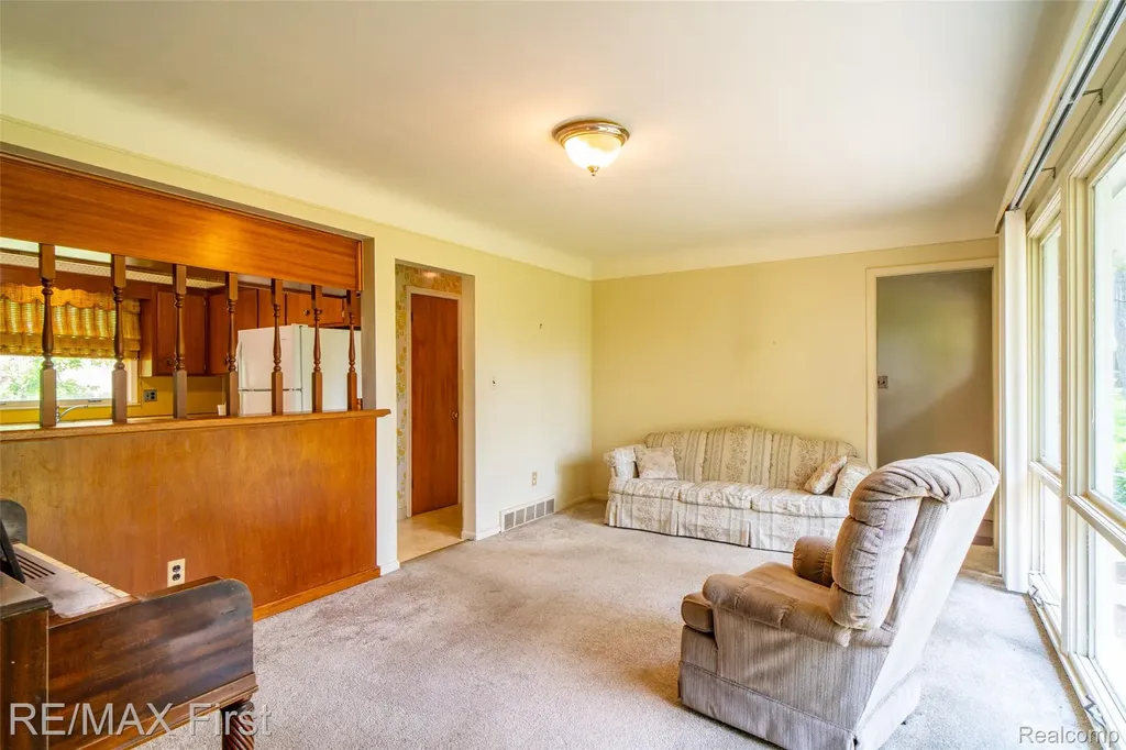 33277 W 11 Mile Road Farmington Hills City MI 48336