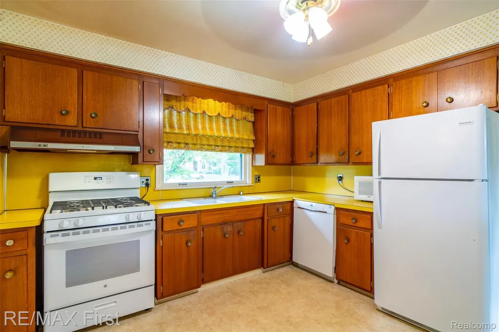 33277 W 11 Mile Road Farmington Hills City MI 48336