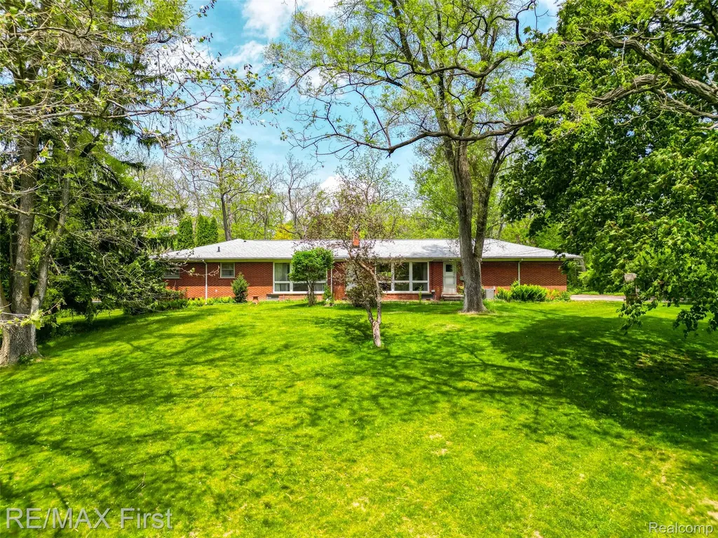 33277 W 11 Mile Road Farmington Hills City MI 48336