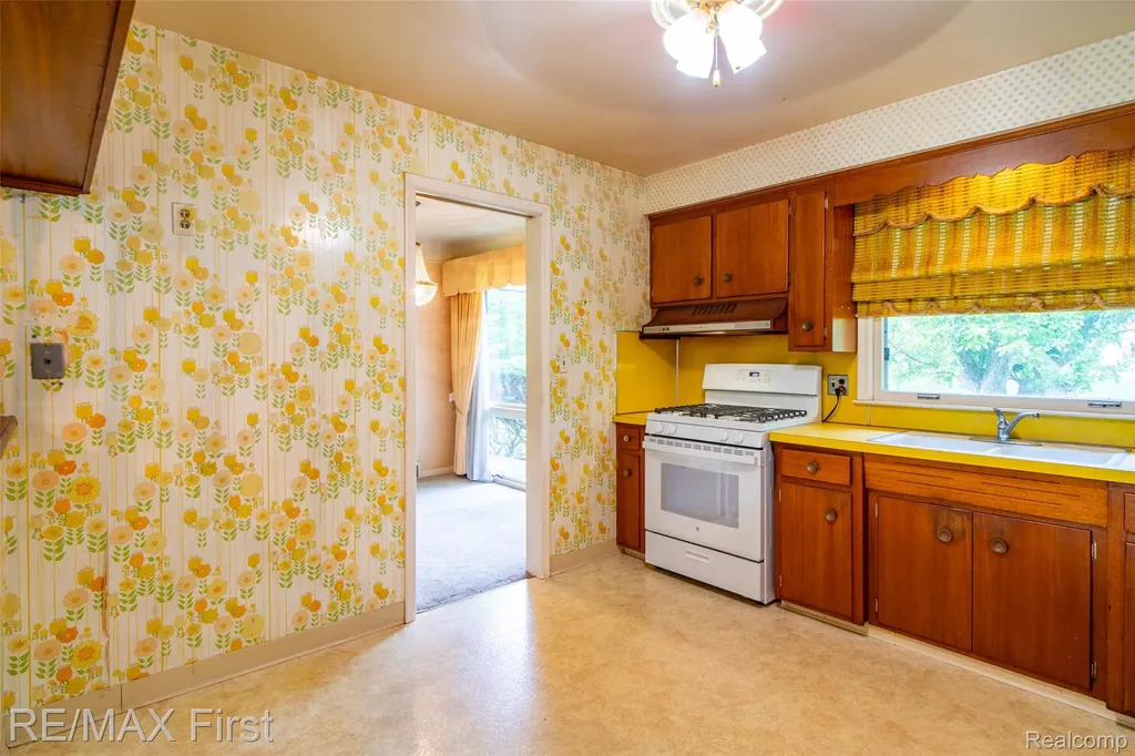33277 W 11 Mile Road Farmington Hills City MI 48336