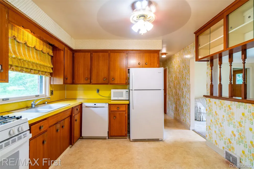 33277 W 11 Mile Road Farmington Hills City MI 48336