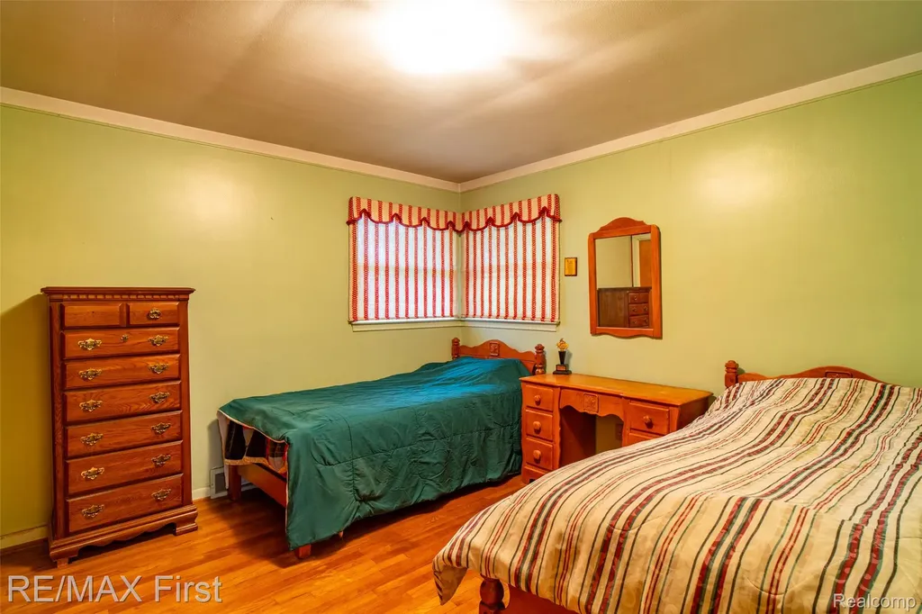 33277 W 11 Mile Road Farmington Hills City MI 48336