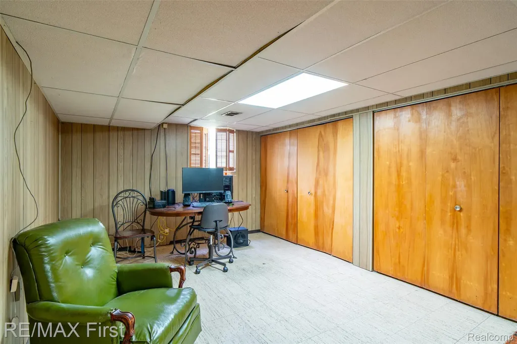 33277 W 11 Mile Road Farmington Hills City MI 48336