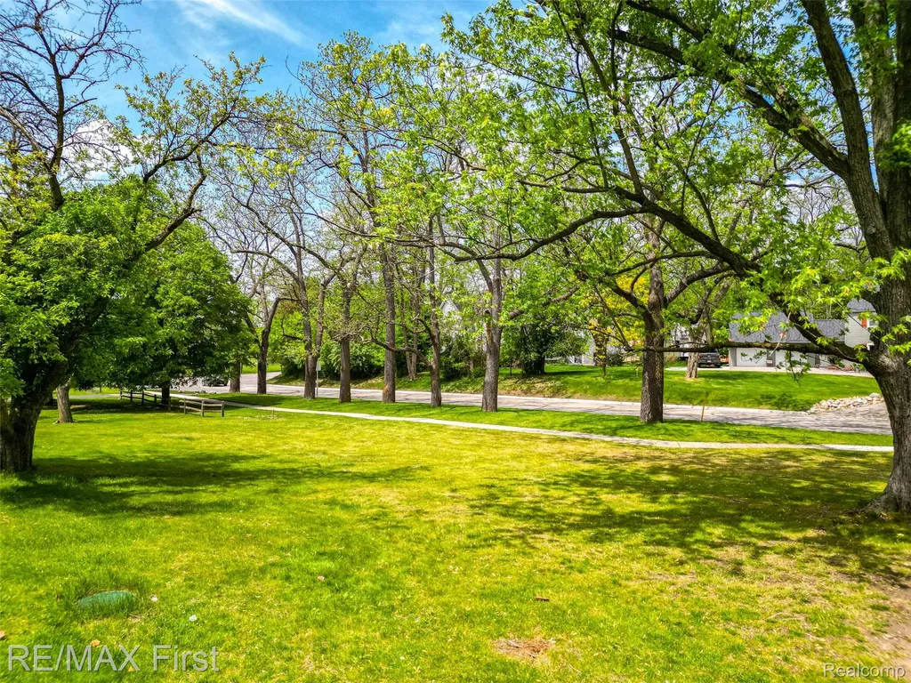 33277 W 11 Mile Road Farmington Hills City MI 48336