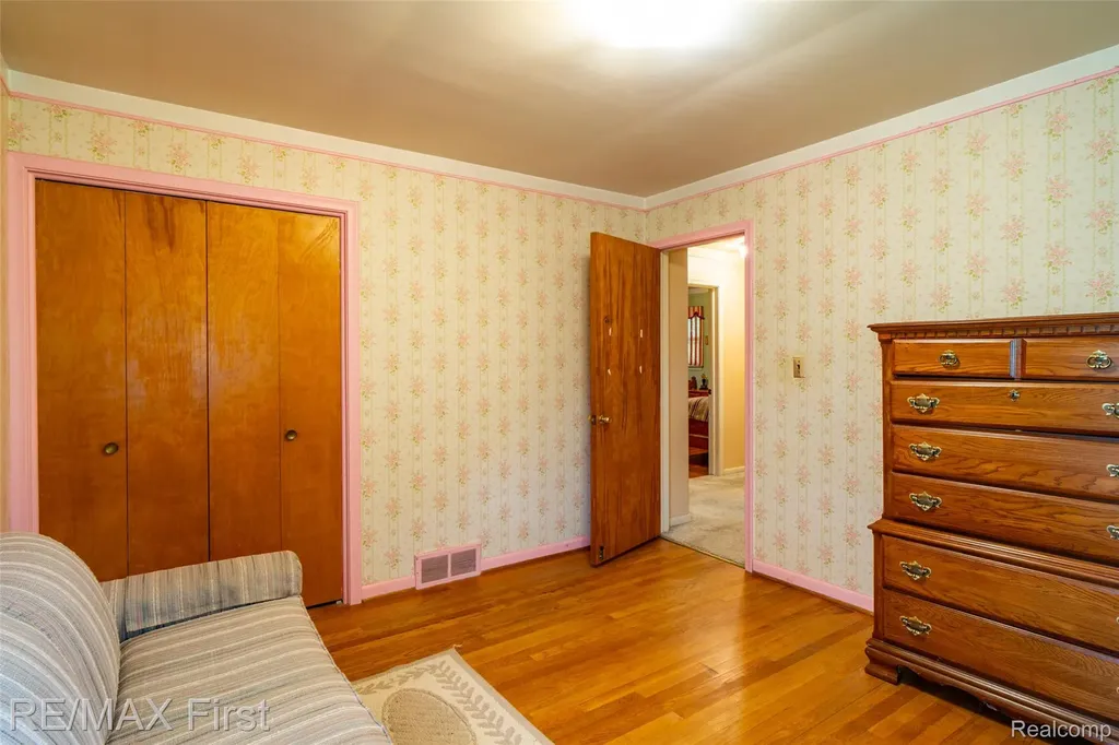 33277 W 11 Mile Road Farmington Hills City MI 48336