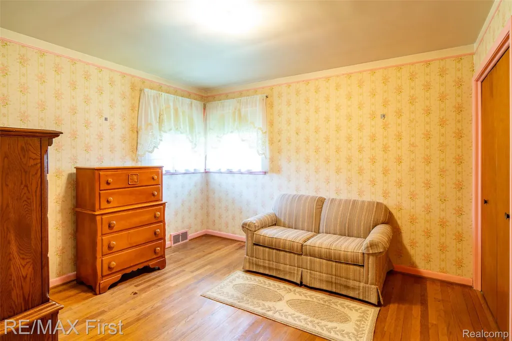 33277 W 11 Mile Road Farmington Hills City MI 48336