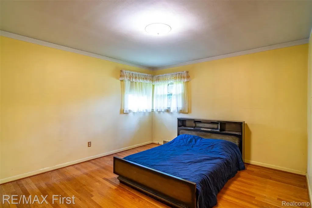 33277 W 11 Mile Road Farmington Hills City MI 48336