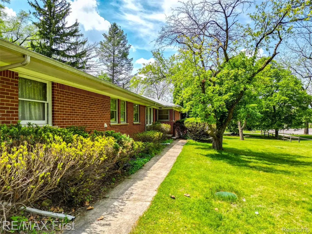 33277 W 11 Mile Road Farmington Hills City MI 48336