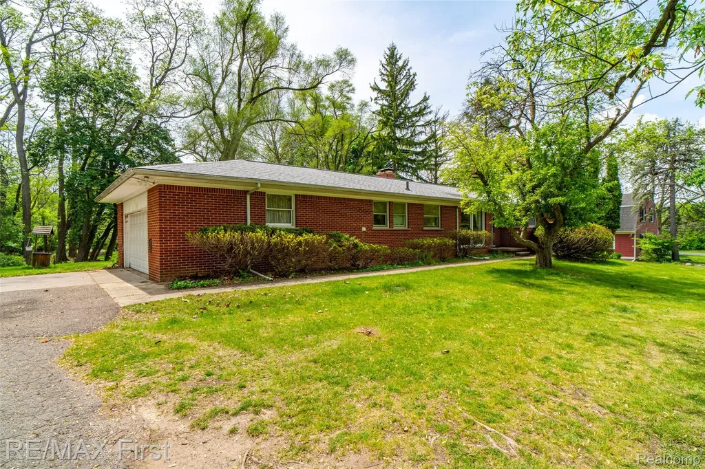 33277 W 11 Mile Road Farmington Hills City MI 48336