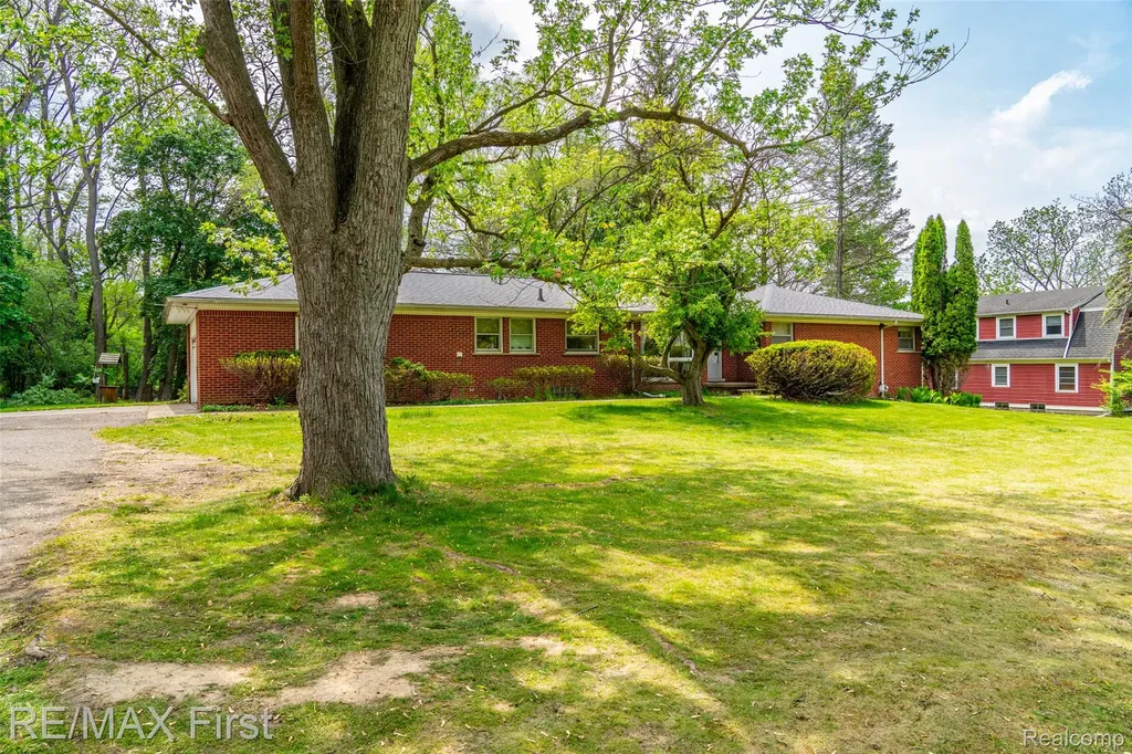 33277 W 11 Mile Road Farmington Hills City MI 48336