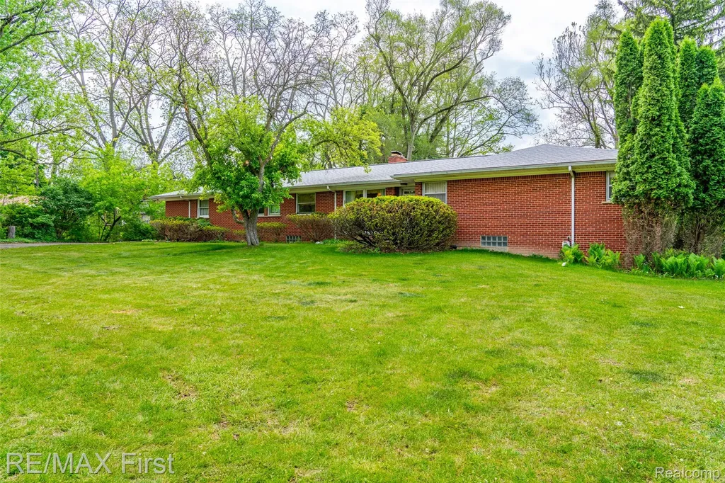 33277 W 11 Mile Road Farmington Hills City MI 48336