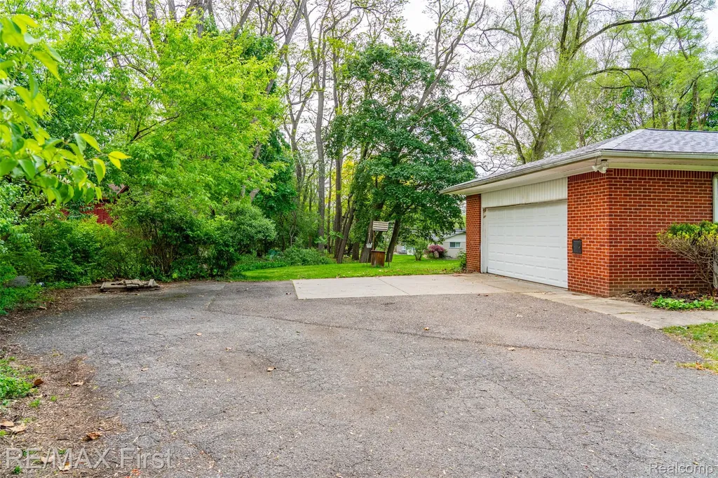 33277 W 11 Mile Road Farmington Hills City MI 48336