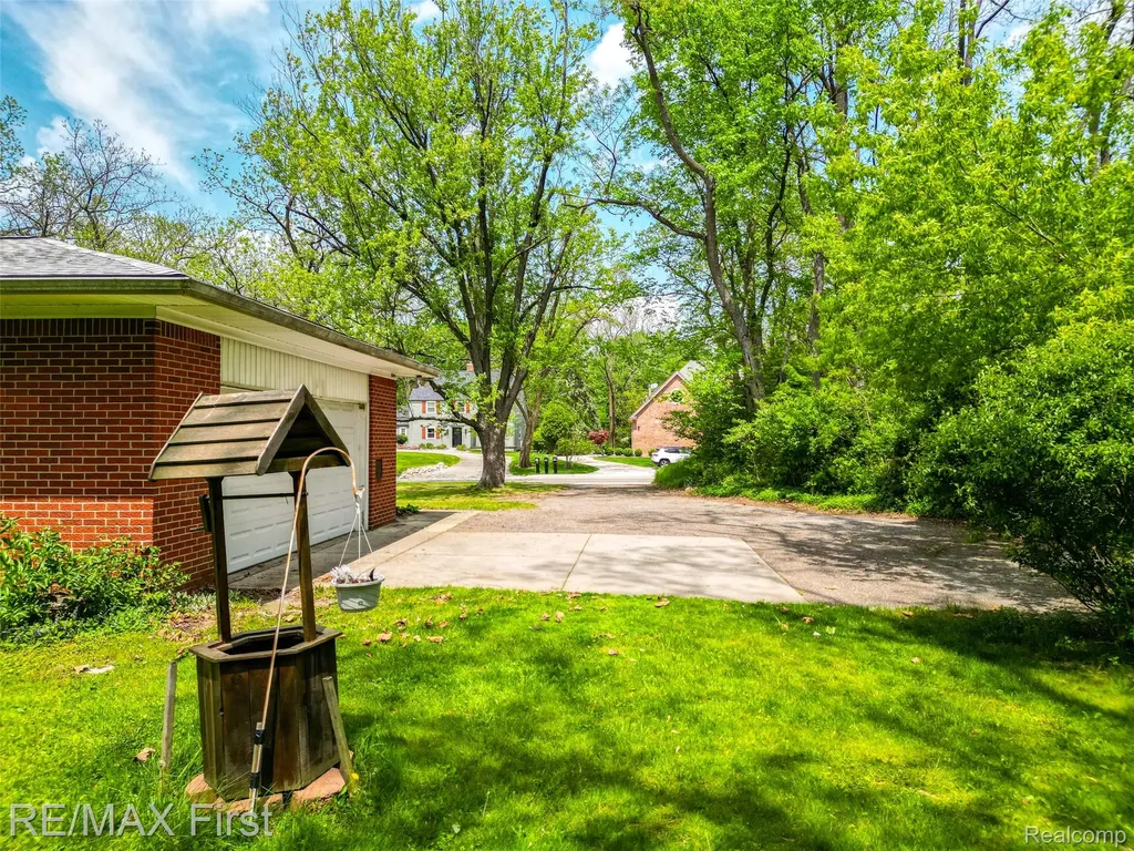 33277 W 11 Mile Road Farmington Hills City MI 48336